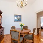 Regina Old Town 2br Terrace & Parking Apartman