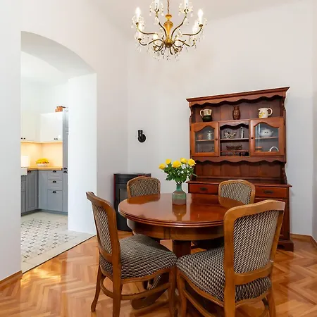 Regina Old Town 2br Terrace & Parking Apartman