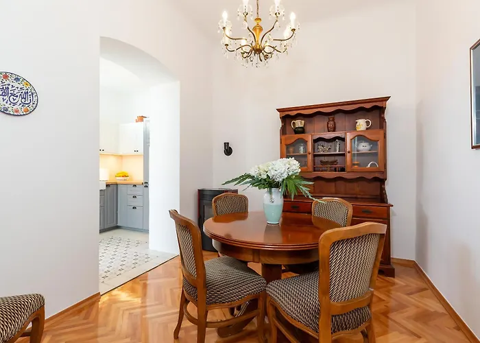 Regina Old Town 2br Terrace & Parking Apartman