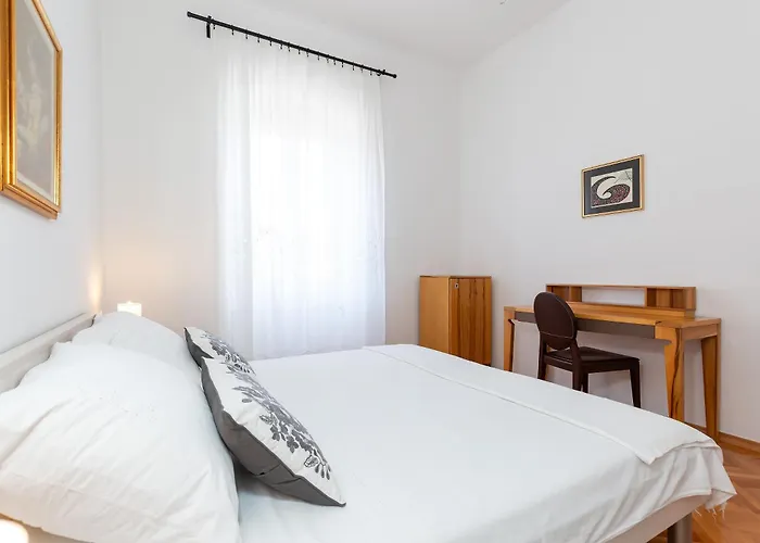 Regina Old Town 2br Terrace & Parking ポレッチ