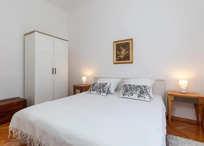 Regina Old Town 2br Terrace & Parking Apartman